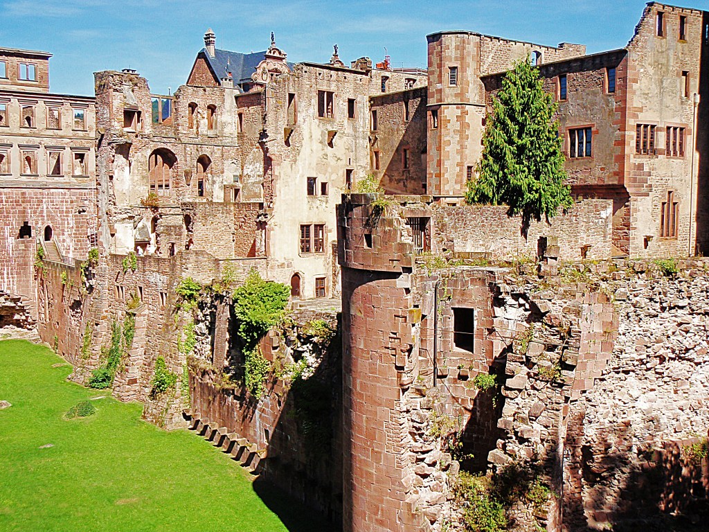 Heidelberg Castle ruins – Historic fortress with towers and courtyards surrounded by greenery