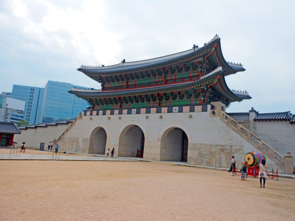 gwanghwamun gate at gyeongbokgung palace in seoul