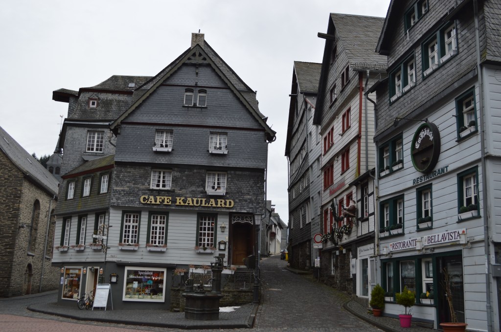 Street scene in Monschau – Classic German café and narrow alleyway Cobblestone street with historic buildings in Monschau, Germany – Monschau stock photos