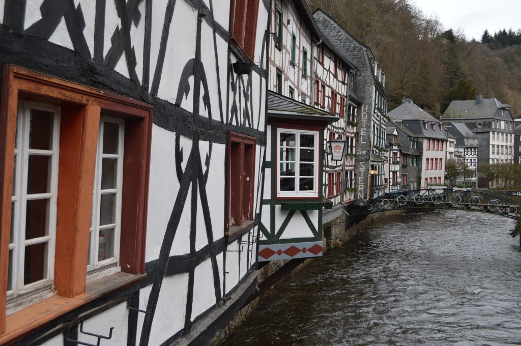 Timber-framed architecture of Monschau lining the riverside Close-up of half-timbered houses overhanging the river in Monschau, Germany – Monschau stock photos