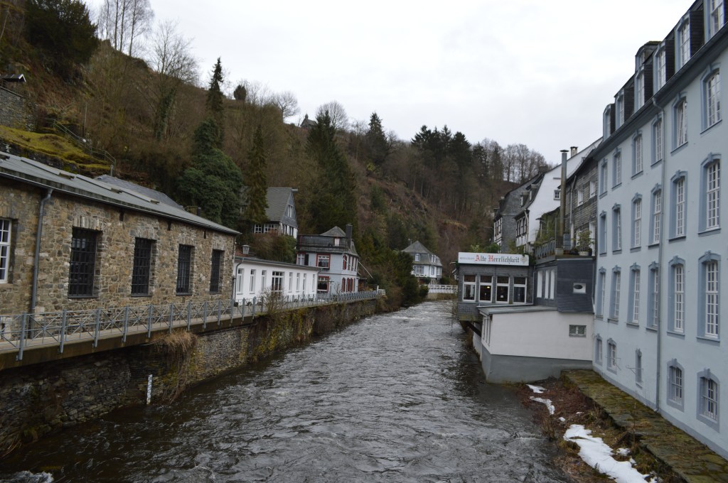 Peaceful river scene in Monschau with old buildings and nature Historic buildings lining the river in Monschau, Germany – Monschau stock photos