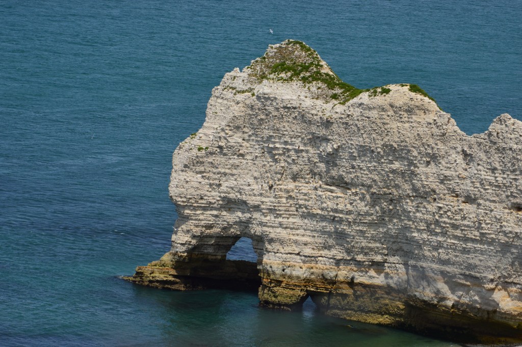 Étretat white cliffs – Famous natural arch and dramatic coastline in Normandy, France White cliffs and natural arch at Étretat, Normandy – Iconic coastal rock formation in France