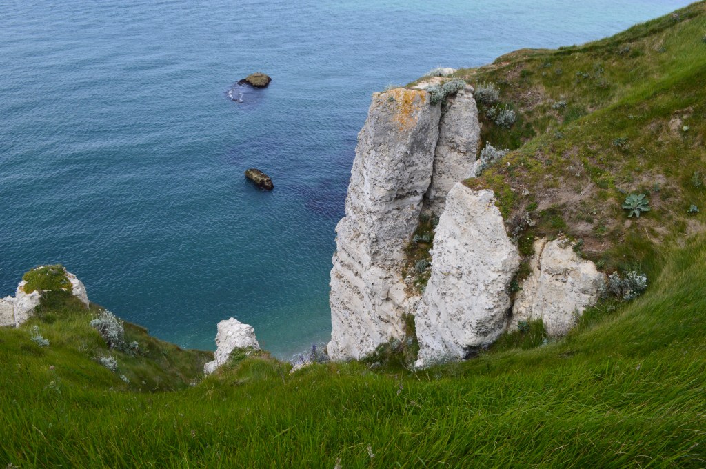 Étretat cliffs and sea stacks – Breathtaking nature on the French coastline Coastal cliffs and rock pillars at Étretat, Normandy – Scenic view of chalk cliffs