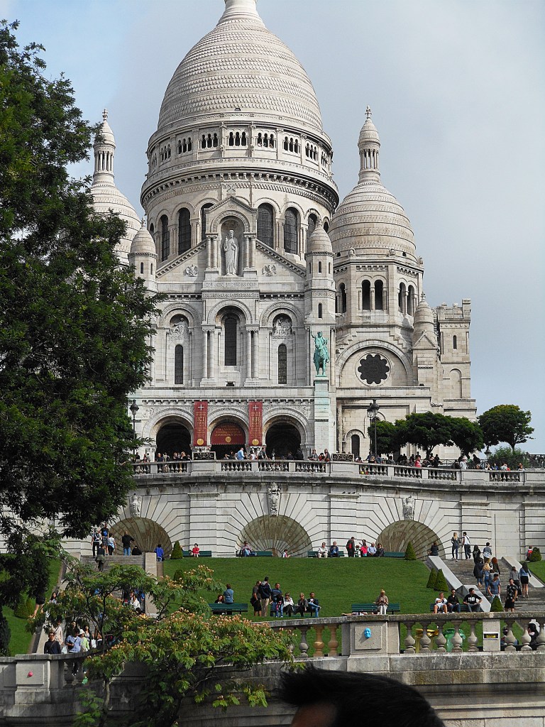 sacré-cœur basilica on montmartre hill in paris