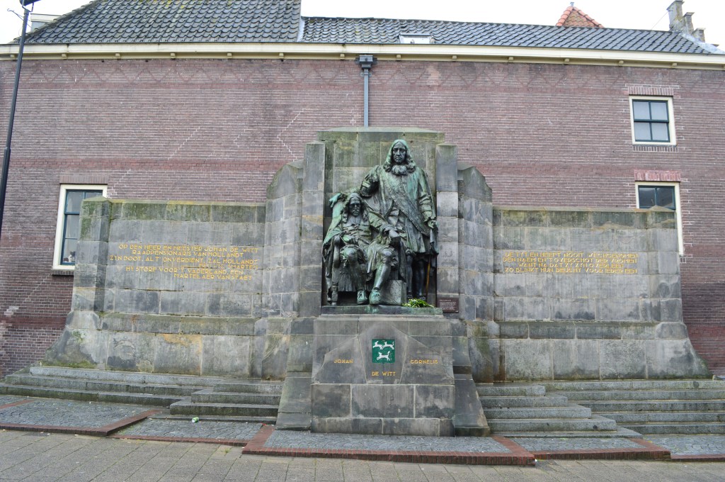 Statue of Johan de Witt and his brother Cornelis in Dordrecht city center — Dordrecht stock photos