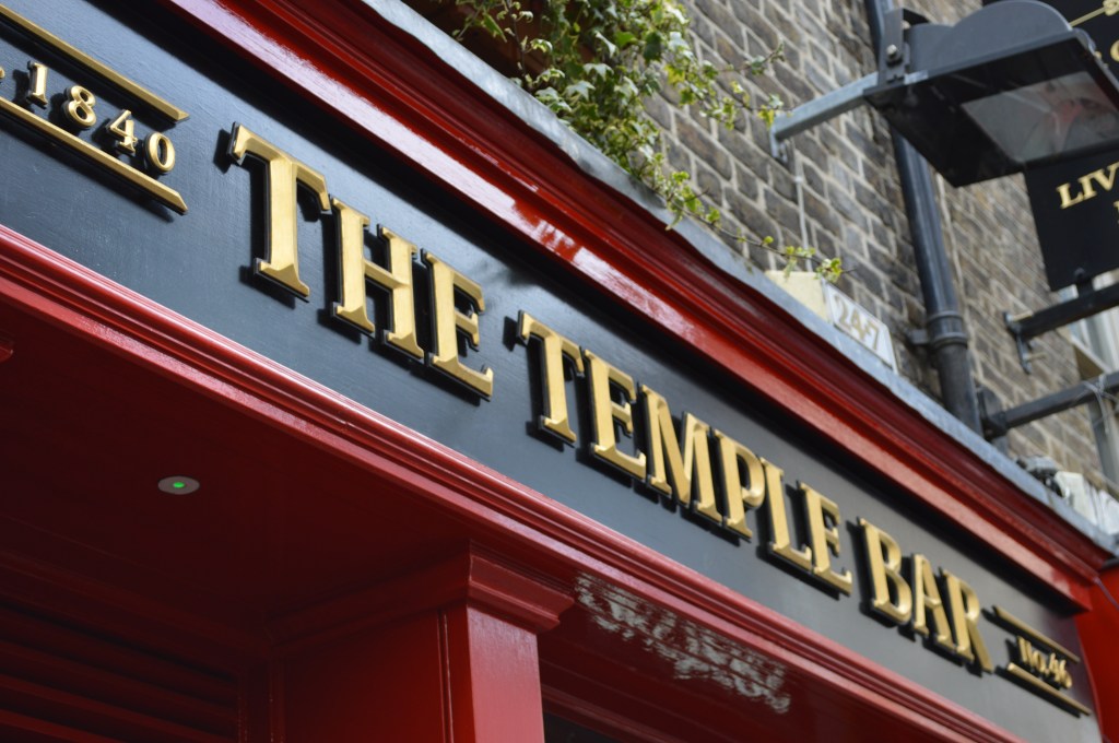 The exterior of the iconic Temple Bar pub with golden signage in Dublin, Ireland. - Ireland stock photos