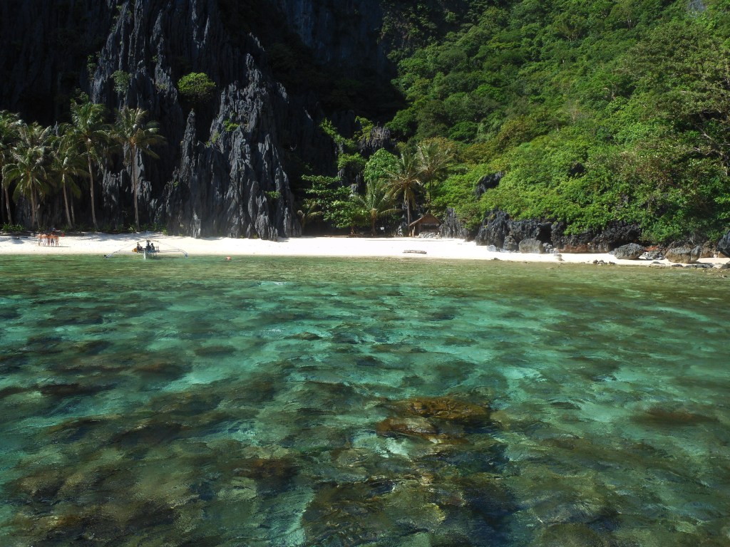 Clear tropical water and hidden beach surrounded by cliffs in El Nido, El Nido stock photos