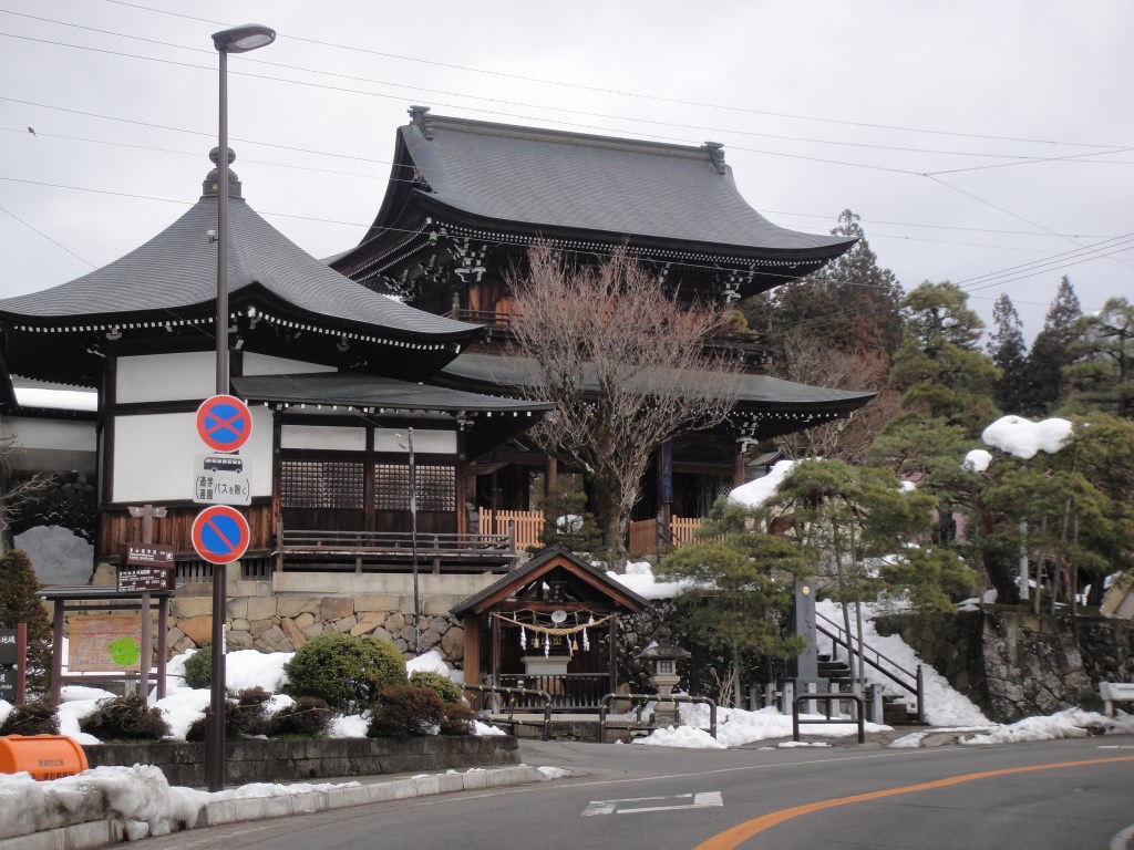 Buddhist temple in Hida Takayama during winter with light snow on the ground - Hida-Takayama stock photos