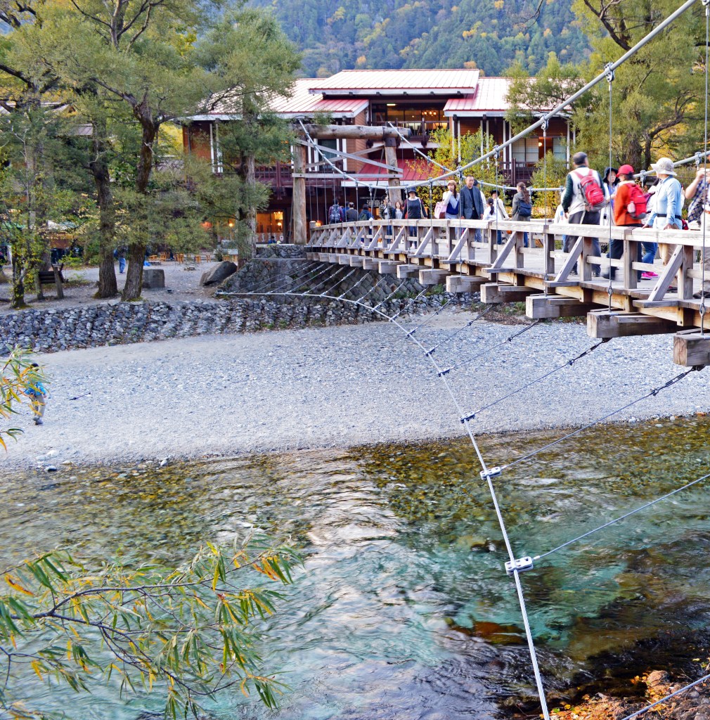 Kappa Bridge crossing the Azusa River with mountain backdrop in Kamikochi – Kamikochi stock photos