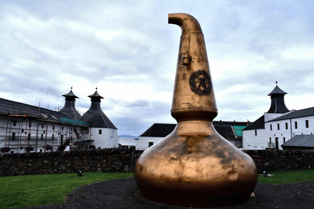 Large copper whiskey still sculpture outside Laphroaig distillery on Islay – Islay stock photos