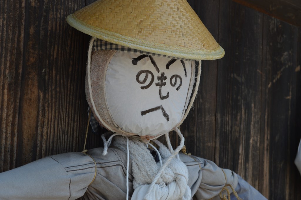 Traditional Japanese scarecrow with straw hat in Shirakawa-go village — Shirakawa-go stock photos