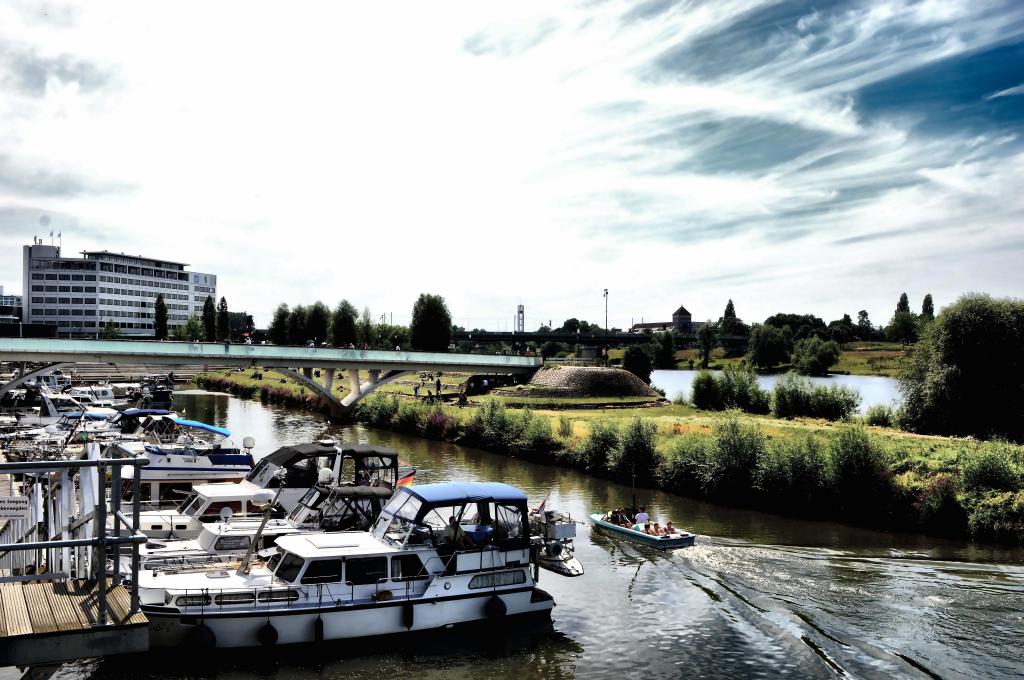 Boats and riverside landscape on the Maas River in Venlo – Venlo stock photos