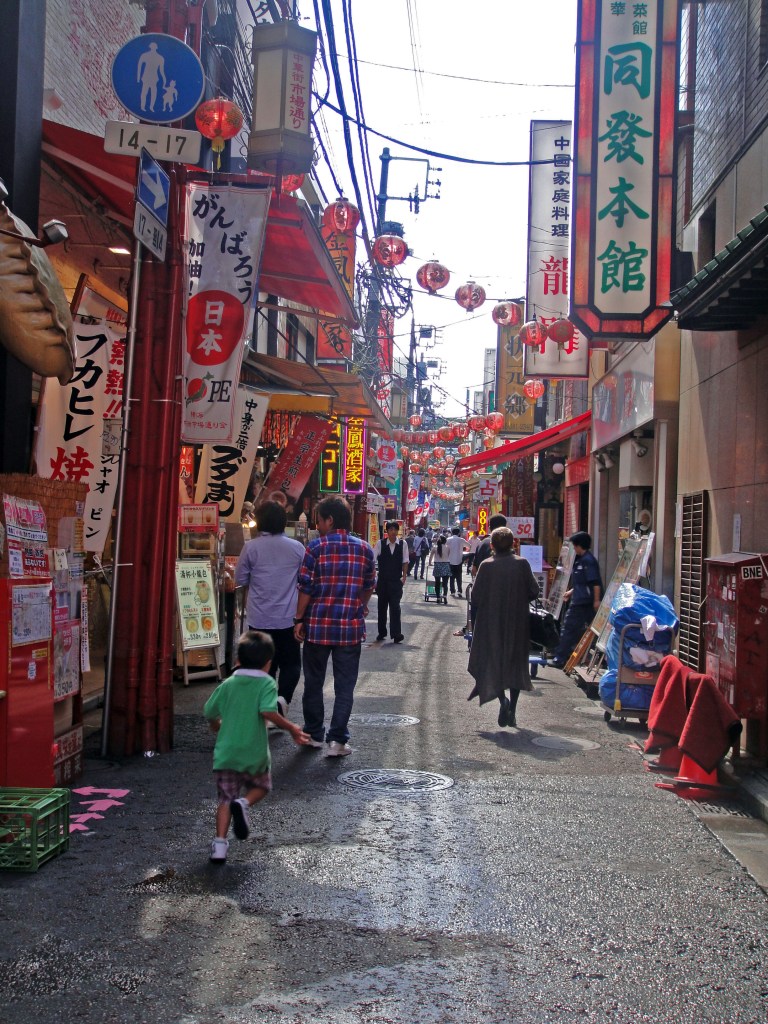 Bustling street in Yokohama Chinatown lined with colorful signs and lanterns – Yokohama stock photos